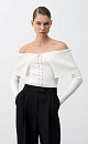 Приталенный топ из вискозы с длинным рукавом и открытыми плечами. Модель декорирована вывязанным орнаментом в виде косы и широкой отлетной деталью.