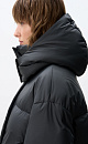 Пуховик с двумя накладными карманами, воротником-стойкой и капюшоном. Застежка на молнию под планкой. Низ изделия выполнен на регулируемой кулиске. На подкладке.
