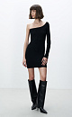 Трикотажное платье длины мини из вискозы. Модель приталенного силуэта с одним рукавом и открытым плечом.