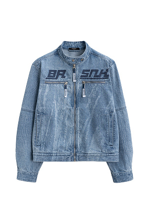 голубой Джинсовая куртка из 100% хлопка. Модель свободного силуэта с коротким воротником-стойкой. Изделие декорировано отстрочкой контрастного цвета, формирующей графические акценты на плечах и рукавах, брендированной вышивкой на груди, боковыми карманами и карманами на груди под молнией. Застежка на молнию. Без подкладки.