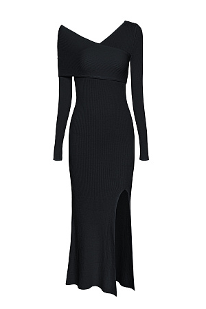 черный Трикотажное платье длины миди из вискозы. Модель облегающего силуэта, с асимметричным вырезом, длинными рукавами и высоким разрезом на бедре. Платье выполнено в рубчик. Вырез горловины и лиф изделия декорирован отлетной деталью и открытым плечом.
