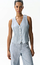 Жилет изо льна. Модель прямого кроя с V-образным вырезом и имитацией карманов. Застежка на пуговицы. Дополнить образ можно джинсами в таком же стиле.