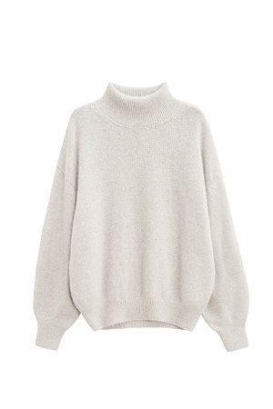 бежевый Трикотажный джемпер из пуха лисы. Модель свободного силуэта с высоким воротом, спущенной линией плеч и широкими рукавами с манжетами на резинке.