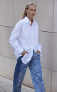 Рубашка oversize с накладным карманом и брендированным ярлыком. Модель свободного силуэта, длинные рукава с манжетами и асимметричный нижний край.