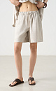 Короткие шорты из 100% льна. Модель свободного кроя, с поясом на кулиске и боковыми карманами. 
