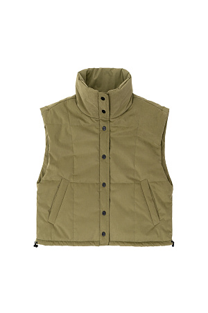 хаки Утепленный жилет с воротником-стойкой. Модель приталенного силуэта с застежкой на кнопки.