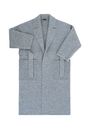 серый Трикотажное пальто на запах из смесовой шерсти с поясом в тон. Модель свободного силуэта со спущенной линией плеча и накладными карманами. Отложной воротник с прямоугольными лацканами. Изделие без подкладки. Дополнить образ можно шарфом и шапкой в тон.