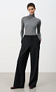 Широкие брюки из смесовой шерсти. Модель с эластичным поясом на резинке, дополненным кулиской, шлевками на поясе для ремня и боковыми карманами, декорированными строчкой контрастного цвета. Дополнить образ можно жакетом в таком же стиле.