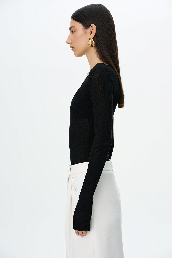 Лонгслив с V-образным вырезом