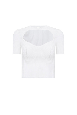 белый Трикотажный топ в рубчик с коротким рукавом и вырезом на груди.