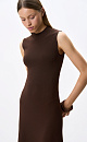 Трикотажное платье длины миди из вискозы. Модель приталенного силуэта, без рукавов, с невысоким воротником стойкой. 