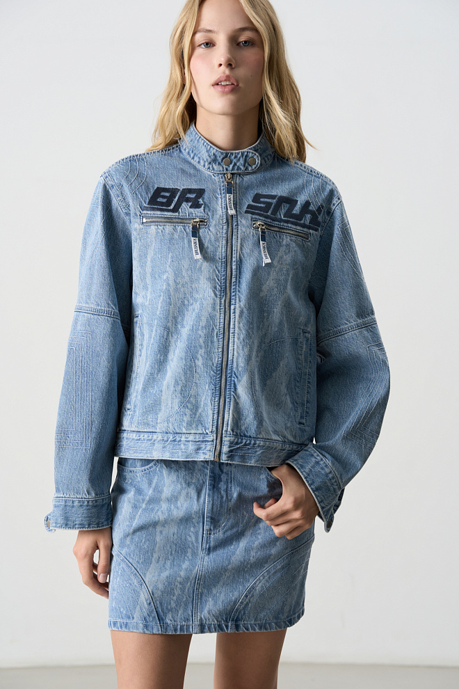 Джинсовая куртка с декоративными элементами