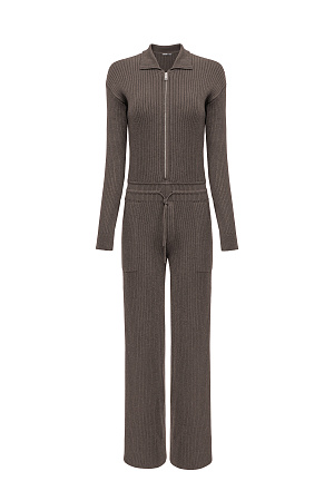 коричневый Трикотажный комбинезон из смесовой шерсти с добавлением кашемира. Длинные рукава, пояс на кулиске и отложной воротник. Застежка на молнию.