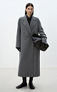 Двубортное шерстяное пальто свободного силуэта с английским воротником, боковыми карманами и застежкой на пуговицы. При изготовлении изделия была использована технология Double Face - обе стороны ткани можно использовать в качестве лицевой, швы внутри пальто выполняются вручную, чтобы избежать видимых строчек на лицевой стороне и сохранить элегантный вид.