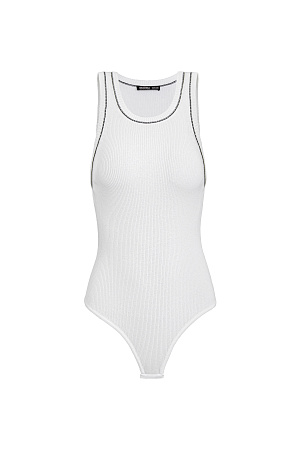 белый Трикотажное боди из вискозы в рубчик. Модель без рукавов с круглым вырезом горловины. Изделие декорировано контрастным кантом. Застежка на бельевые крючки.