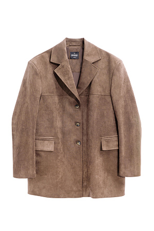 бежевый Однобортный жакет из ткани с имитацией внешнего вида и свойств натуральной замши. Модель с классическим отложным воротником и боковыми карманами с клапанами. Отделка строчкой в тон. Застежка на три пуговицы. Изделие на подкладке.