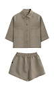 Комплект из 100% льна. Укороченная рубашка с отложным воротником, накладными карманами и спущенной линией плеч. Короткие шорты прямого кроя с боковыми карманами и эластичным поясом на резинке.