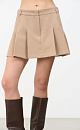 Юбка длины мини из поливискозы. Модель с крупными складками, боковыми карманами и шлевками на поясе для ремня. Застежка на молнию, крючок и внутреннюю пуговицу. 