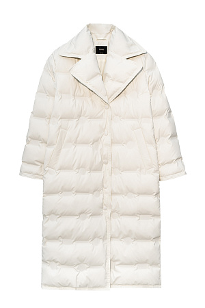 молочный Длинный пуховик с брендированным тиснением. Модель свободного силуэта с широким отложным воротником без капюшона. Застежка на пуговицы. Изделие на подкладке.