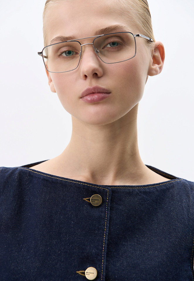 Приталенный джинсовый жилет 