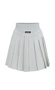 Трикотажная юбка длины мини в теннисном стиле. Модель с широким эластичным поясом в рубчик. Изделие декорировано брендированным ярлыком.