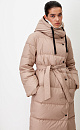 Длинный стеганый пуховик с косой застежкой на кнопки. Модель с ассиметричным низом, боковыми карманами и капюшоном. В комплекте пояс в тон.