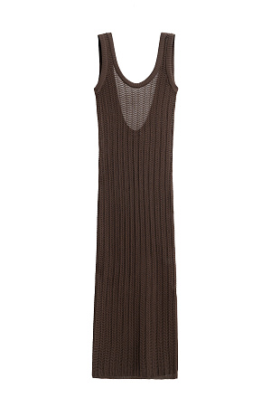 коричневый Трикотажный ажурный сарафан из вискозы. Модель свободного силуэта, без рукавов, на тонких бретельках и открытой спиной. Вязка выполнена узором "ёлочка", края изделия выполнены в рубчик.