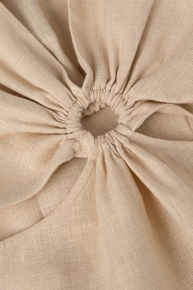 Льняное платье с разрезом сбоку