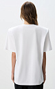 Футболка из 100% хлопка. Модель с подплечниками, короткими рукавами и круглым вырезом горловины.