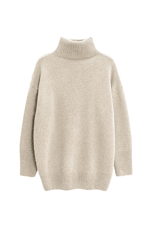 бежевый Трикотажный джемпер из мягкой шерсти с добавлением кашемира. Высокий ворот, заниженная линия плеч, удлиненная спинка. Края изделия сделаны в широкий рубчик. Можно дополнить комплектными брюками.