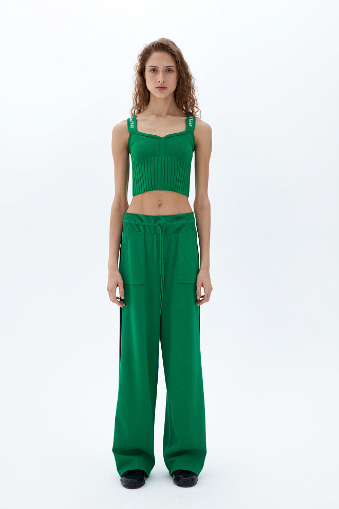 Спортивный топ на широких бретелях