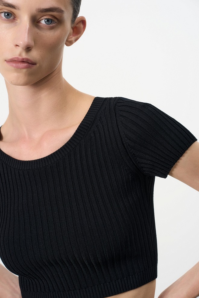 Короткий трикотажный топ в рубчик