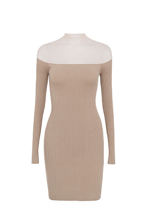 бежевый Трикотажное платье длины мини из вискозы в рубчик. Модель приталенного силуэта, с длинными рукавами и воротником-стойкой. Верх изделия выполнен из тонкой пряжи, создавая акцент на зону плеч.