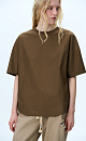 Oversize футболка из хлопка. Модель свободного силуэта со спущенной линией плеч, круглым вырезом горловины и арочным низом.
