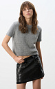 Юбка длины мини из экокожи. Модель по фигуре, со шлевками на поясе для ремня и карманами сзади. Изделие декорировано имитацией потертостей по швам и логотипом бренда. На подкладке. Застежка на молнию сбоку.