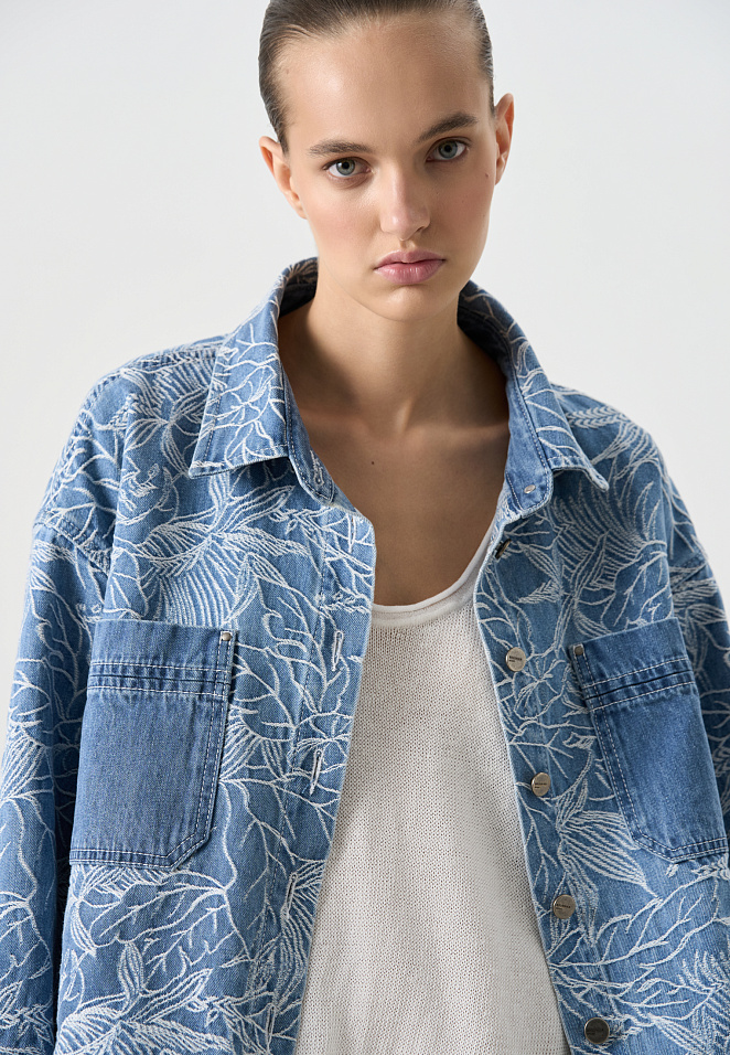 Джинсовая рубашка с растительным орнаментом