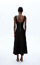 Трикотажное платье длины миди из плотной вискозы. Модель без рукавов, на широких бретелях и юбкой А-силуэта. Застежка на молнию сзади.
