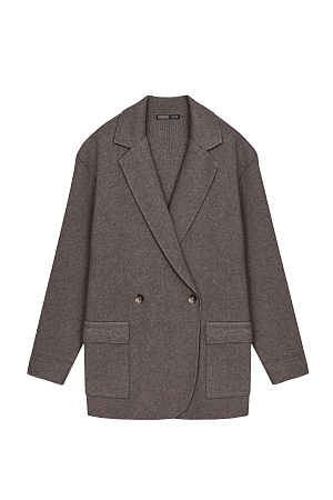 коричневый Трикотажный двубортный жакет из смесовой шерсти с добавлением кашемира. Модель прямого кроя, с прямоугольными лацканами и накладными карманами с клапанами спереди. Изделие без подкладки.