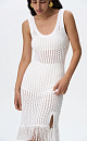 Трикотажное ажурное платье длины мини из хлопка. Модель приталенного силуэта без рукавов и U-вырезом горловины. Низ изделия декорирован бахромой. Без подкладки. 