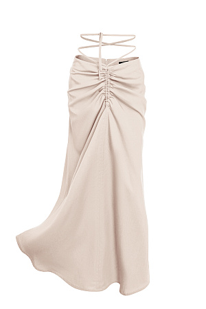 бежевый Юбка длины макси из 100% вискозы. Модель на кулиске с длинными завязками, предназначенными для создания акцента на талию. Дополнить образ можно рубашкой в таком же стиле.