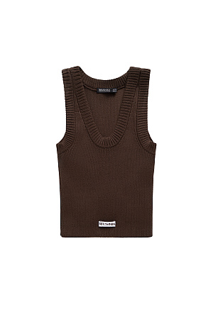 коричневый Трикотажный короткий топ из вискозы. Модель по фигуре, без рукавов и U-вырезом головины. Изделие выполнено в рубчик и декорирован брендированным жаккардом спереди.