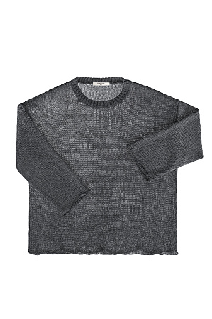 графит Полупрозрачный джемпер из 100% льна. Модель свободного силуэта со спущенной линией плеча и круглым вырезом горловины.