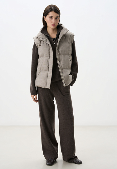 Жилет на пуху с воротником-стойкой