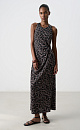 Принтованный сарафан с перекрутом на талии. Приталенная по крою модель в длине макси с круглым вырезом, открытой спиной и широкими перекрестными бретелями.