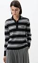 Трикотажный джемпер из шерсти в полоску. Модель свободного силуэта, с длинными рукавами, воротником поло на пуговицах и брендированным жаккардом на груди. Манжеты, воротничок и низ изделия выполнены в рубчик.