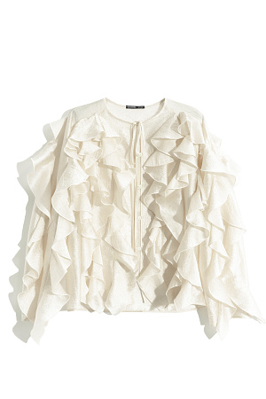 молочный Блуза из тонкой вискозы. Модель свободного силуэта с объемными рукавами и V-образным вырезом, фиксирующимся завязками. Изделие декорировано воланами. Застежка на пуговицы.