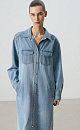 Джинсовое платье-рубашка длины миди из 100% хлопка. Модель прямого силуэта с длинными рукавами с манжетами на пуговицах, отложным воротником, двумя накладными карманами с клапанами на груди и двумя боковыми карманами. Застежка на пуговицы по вей длине.&nbsp;&nbsp;
