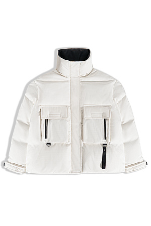 молочный Пуховик с двумя нагрудными накладными карманами, воротником-стойкой и капюшоном. Застежка на молнию под планкой. Манжеты рукавов фиксируются липучкой. Низ изделия выполнен на регулируемой кулиске. 