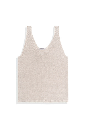 бежевый Трикотажный топ из 100% льна. Модель прямого кроя, на широких бретелях, с глубокой проймой и U-образным вырезом горловины. Края изделия выполнены в рубчик.