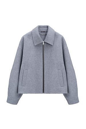 серый Жакет на молнии из 100% шерсти. Модель свободного кроя с отложным воротником, спущенной линией плеч и двумя боковыми карманами. Застежка на молнию. Брендированный ярлык на спине.